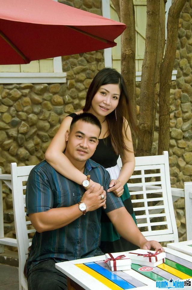  Tuyet Vien and her husband are happy together