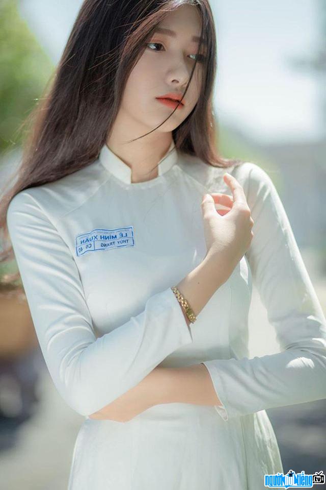 Thùy Trang xinh đẹp dịu dàng trong tài áo dài