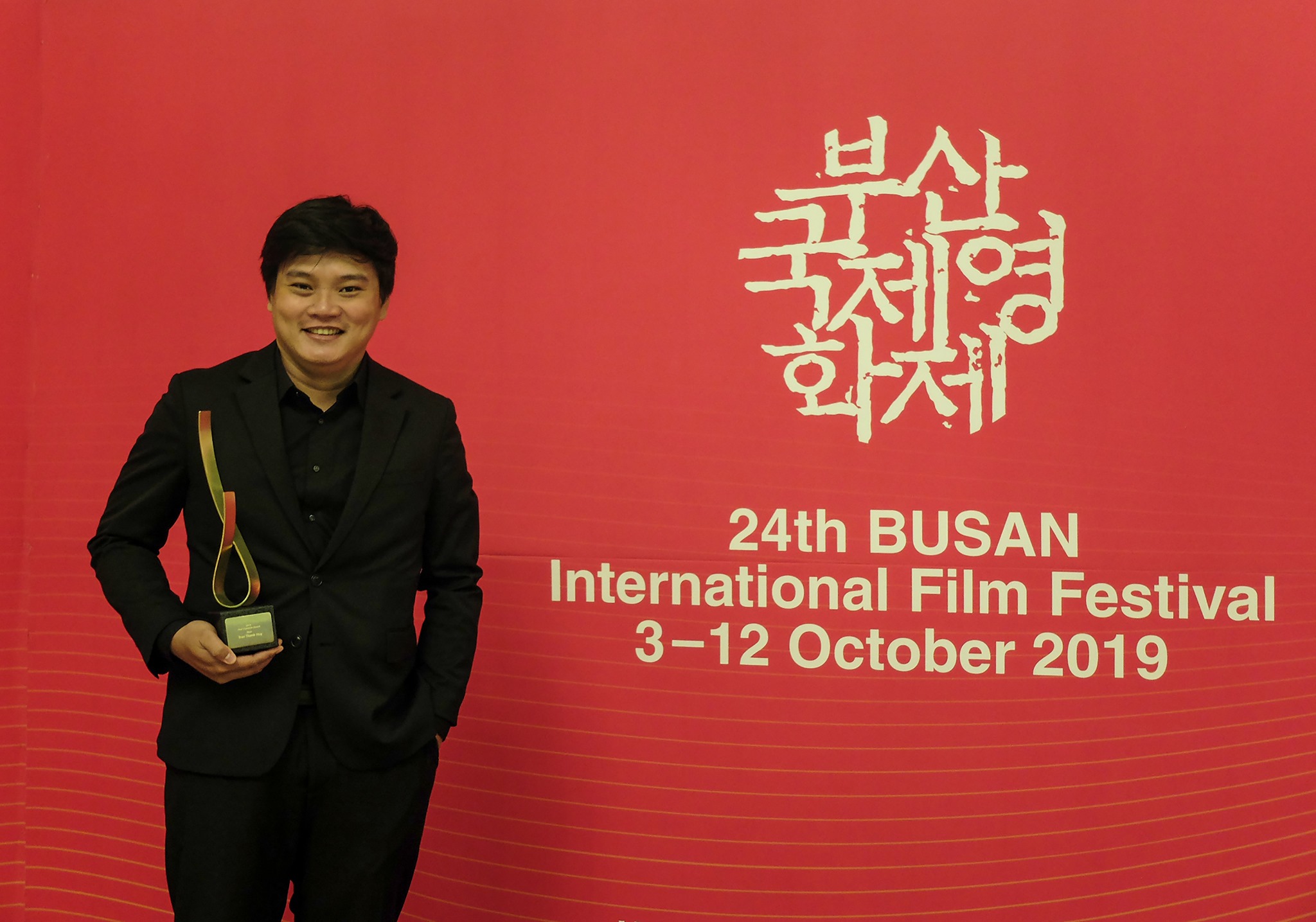  Tran Thanh Huy is happy to receive a prestigious award