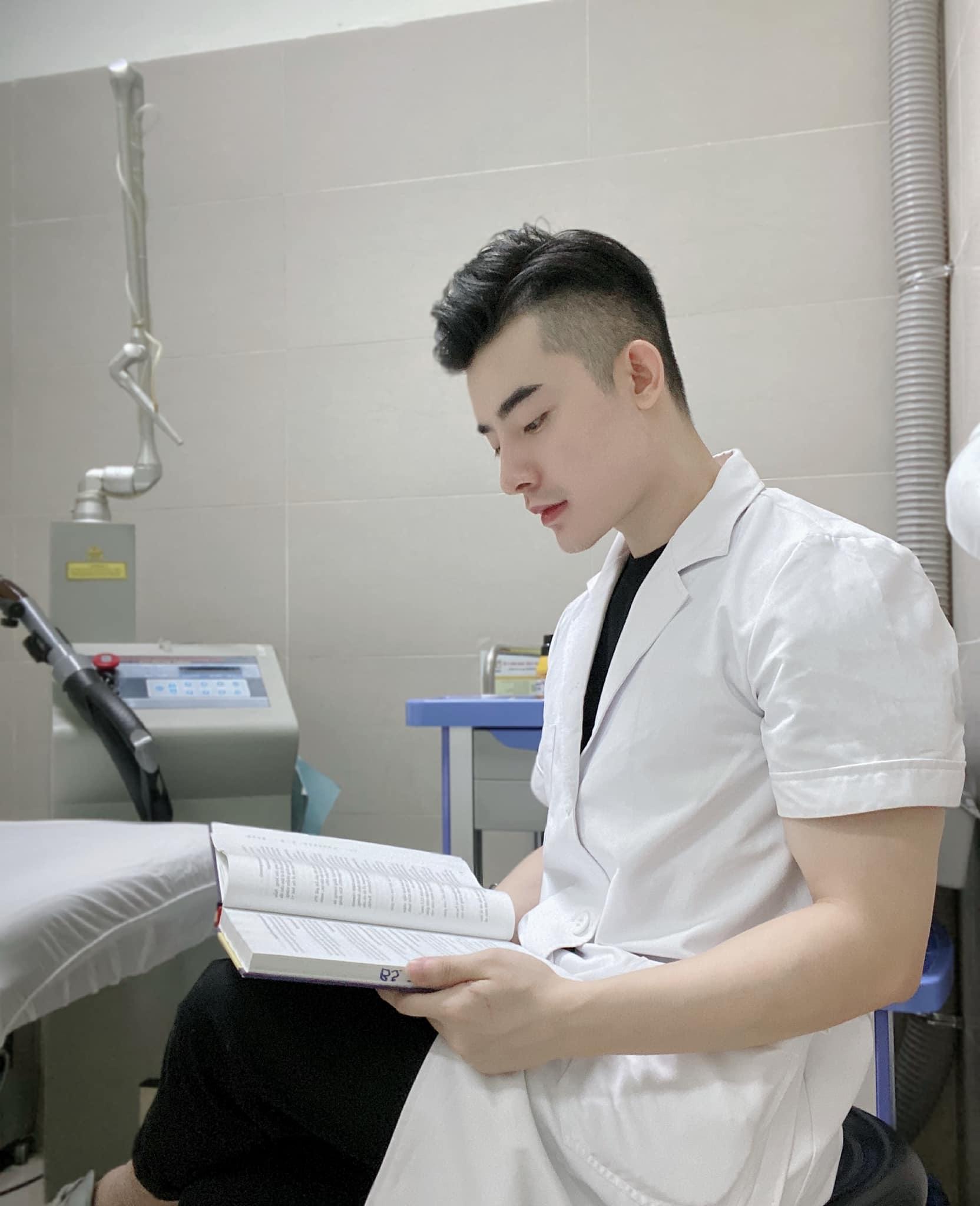  handsome Hoang Tung when examining the doctor