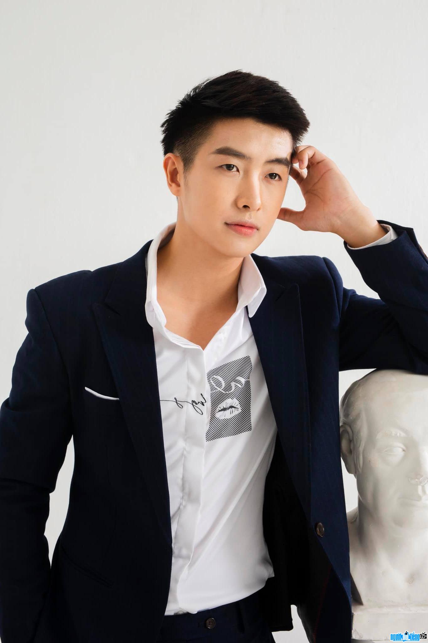  actor Vu Phuong is handsome and elegant