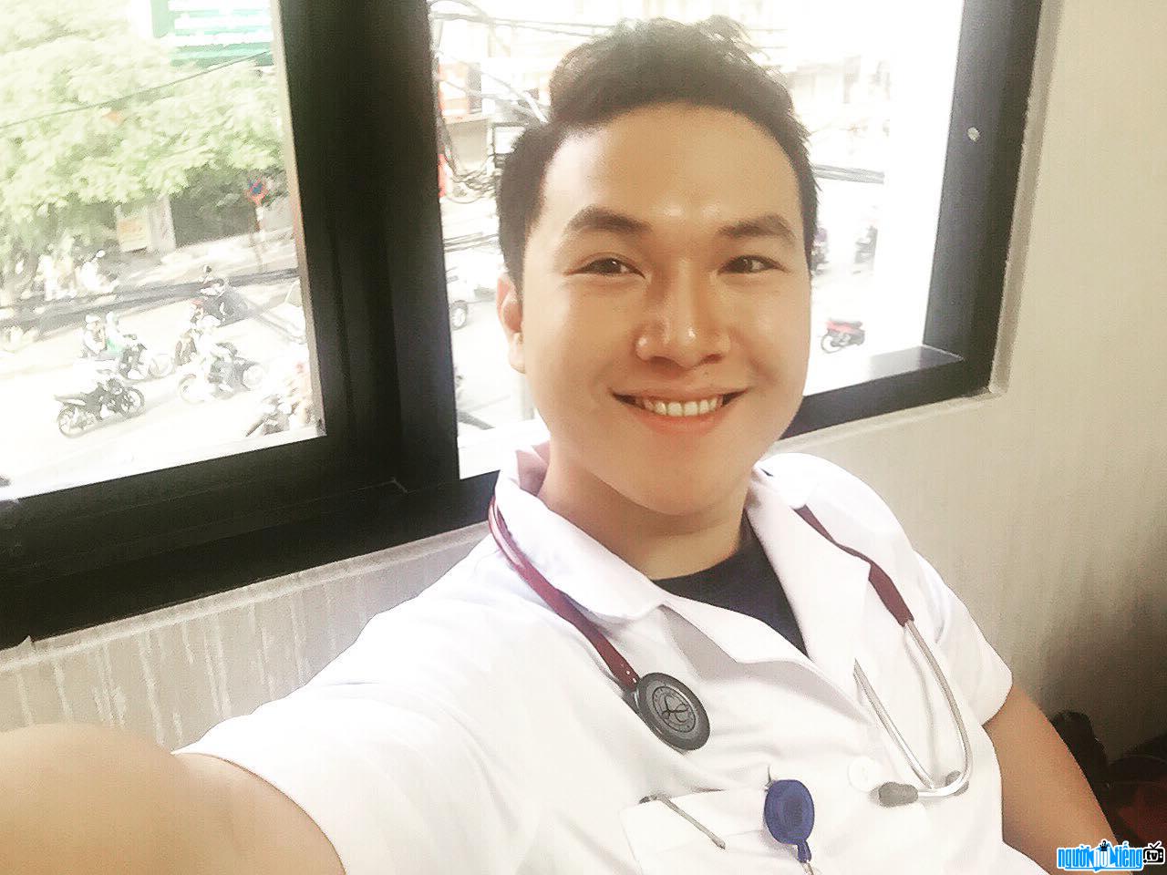 Bác sĩ Dương Minh Tuấn điển trai năng động