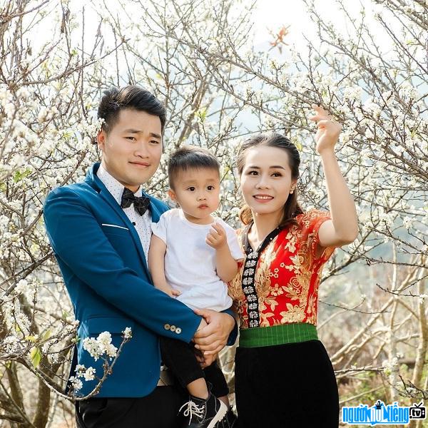 Hình ảnh gia đình hạnh phúc của Youtuber Khun Hoàng (Nhịp sống Tây Bắc)