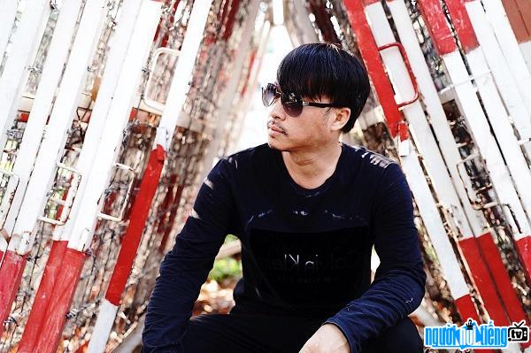  Singer Quang Lap founded Vocal To Doi