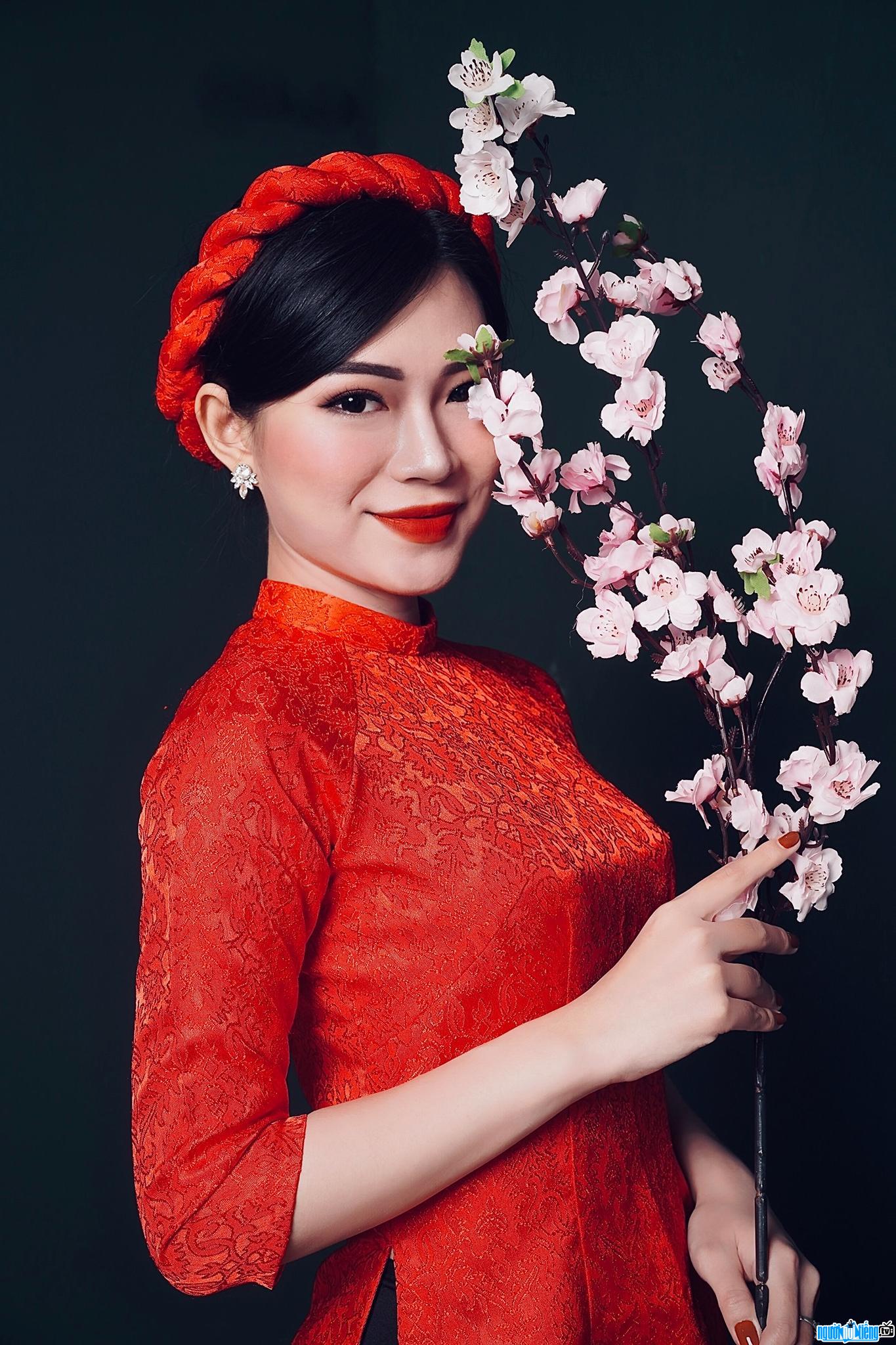  Khanh Linh is beautiful and gentle in ao dai