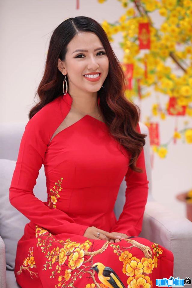  MC Thu Ha is beautiful and gentle in ao dai