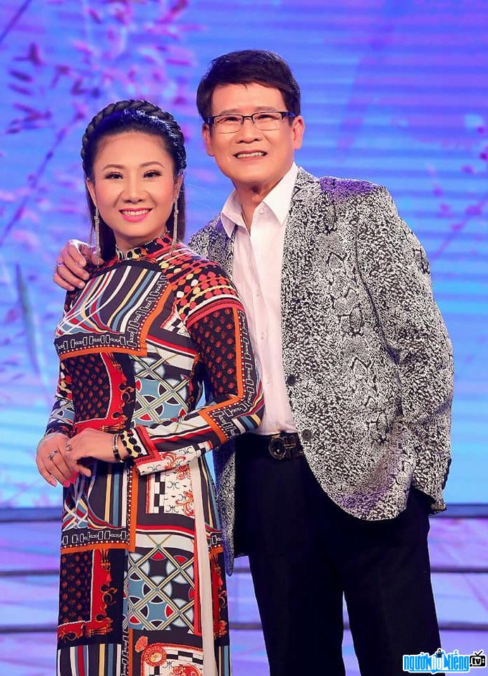  Singer Thuy Ha and her co-stars on stage