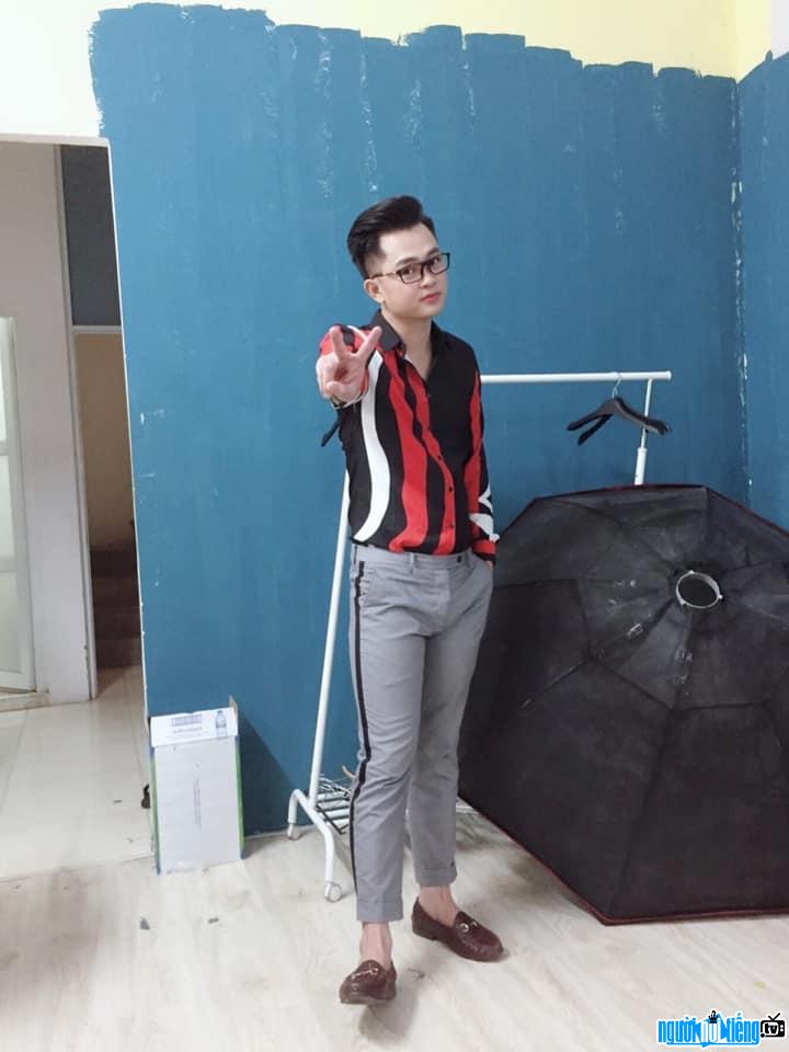 A new photo of singer Nguyen Son Khanh