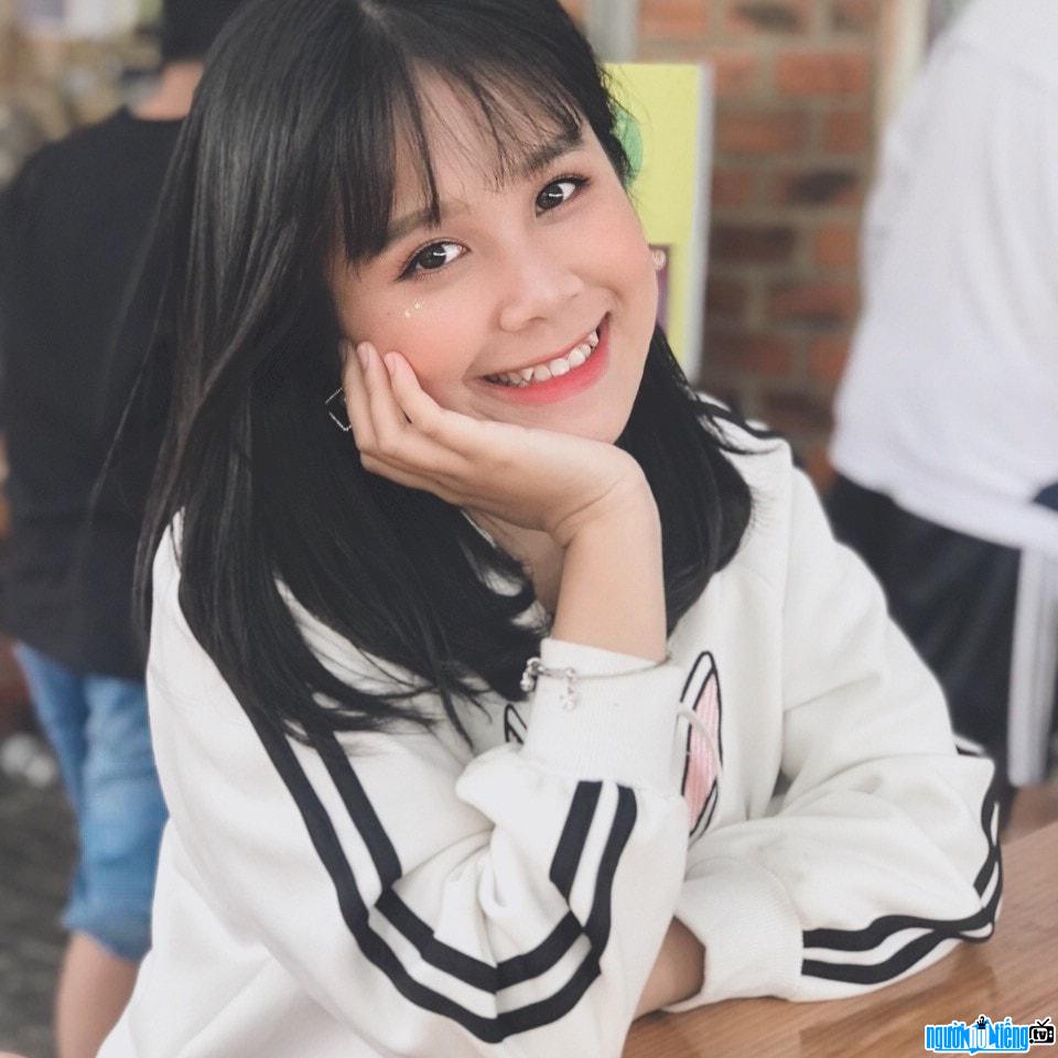 Hong Anh is beautiful with a sunny smile