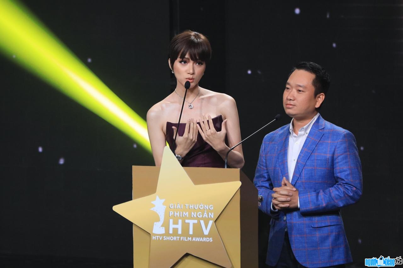 Picture of director Tran Huu Tan and Miss Huong Giang on stage
