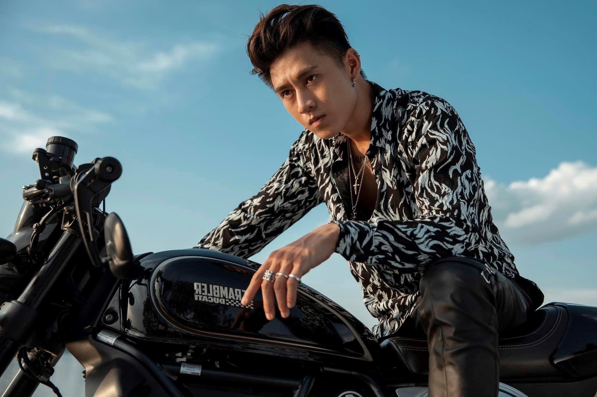 Hình ảnh hot boy Trung Kê trên xe mô tô