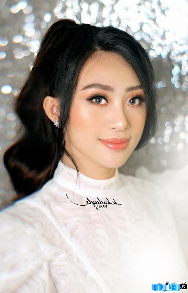 Close-up of beautiful beauty of singer Dao Ky Anh