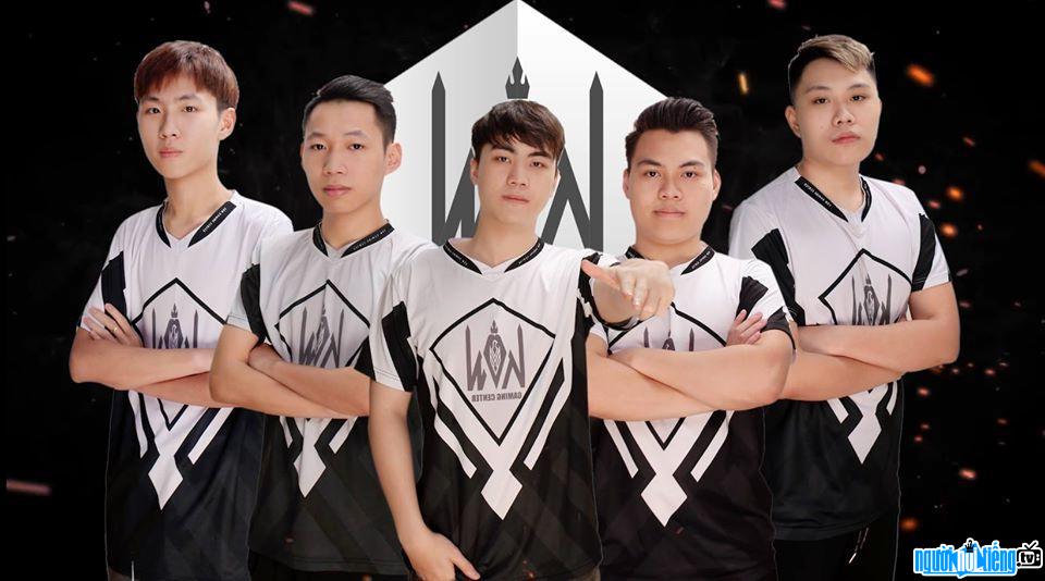 Image of Duc Anh Tv with teammates