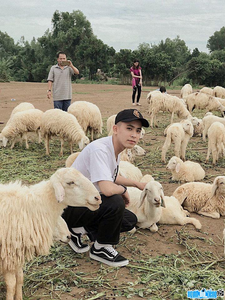 Minh Sang điển trai bên đàn cừu