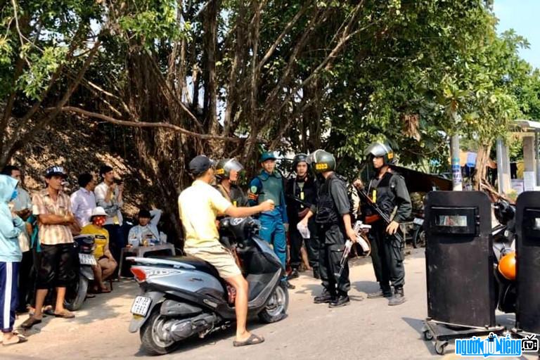  Police forces tightened their siege to arrest Tuan Monkey