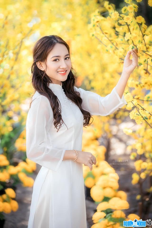  Tieu Nhi is beautiful and gentle in ao dai