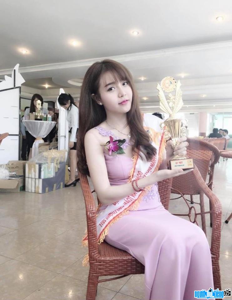 Beauty Ha Tuyet Khanh is runner-up businessman runner-up 2018