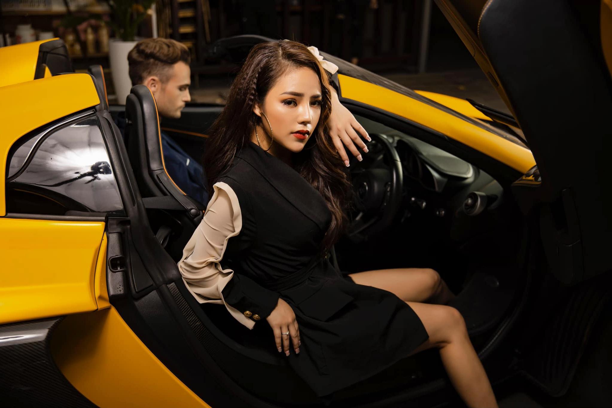 Picture of hot girl Nguyen Hong Ngan on the driver's side