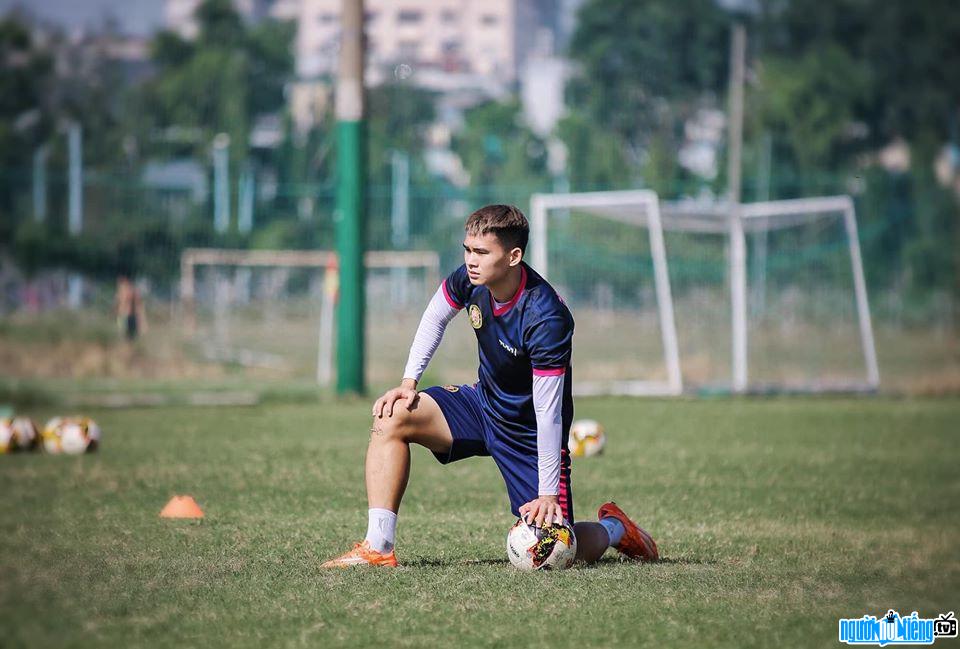 Le Thanh Phong is enthusiastically practicing on the field