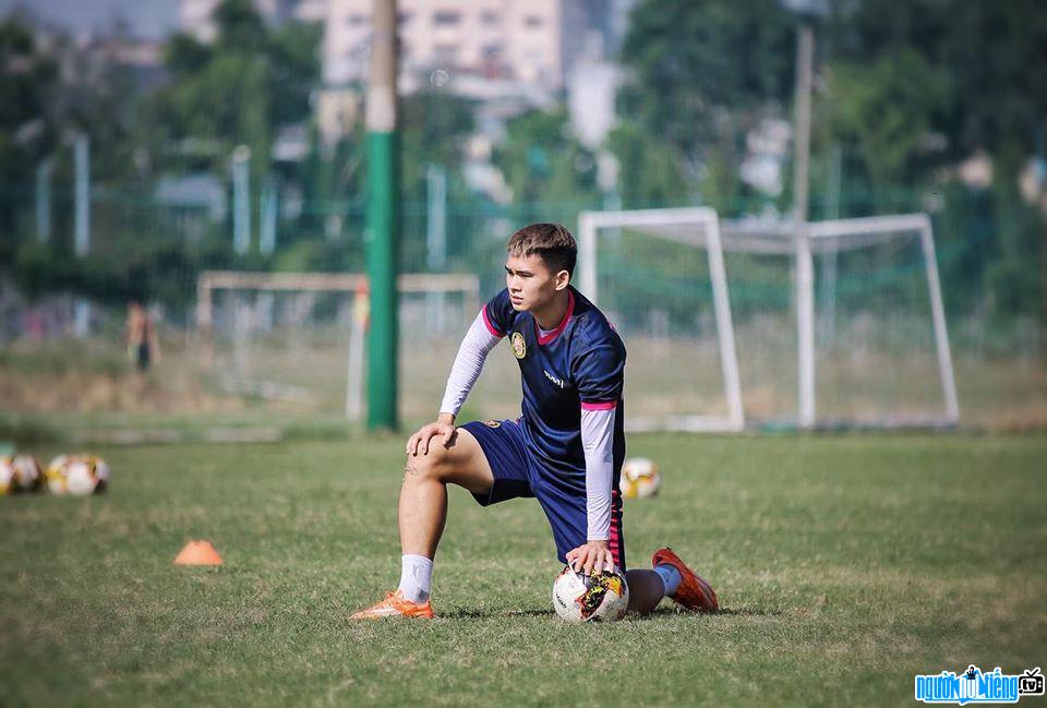  Le Thanh Phong is enthusiastically practicing on the field