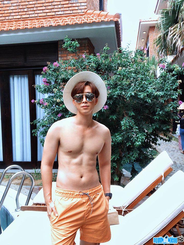 Ngo The Anh shows off his sexy 6-pack body