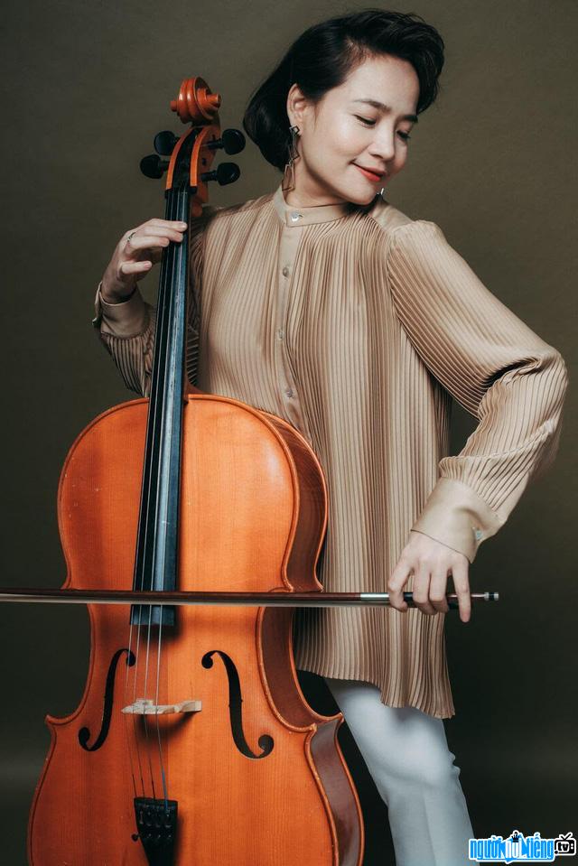 Hình ảnh nghệ sĩ Đinh Hoài Xuân và cây Cello