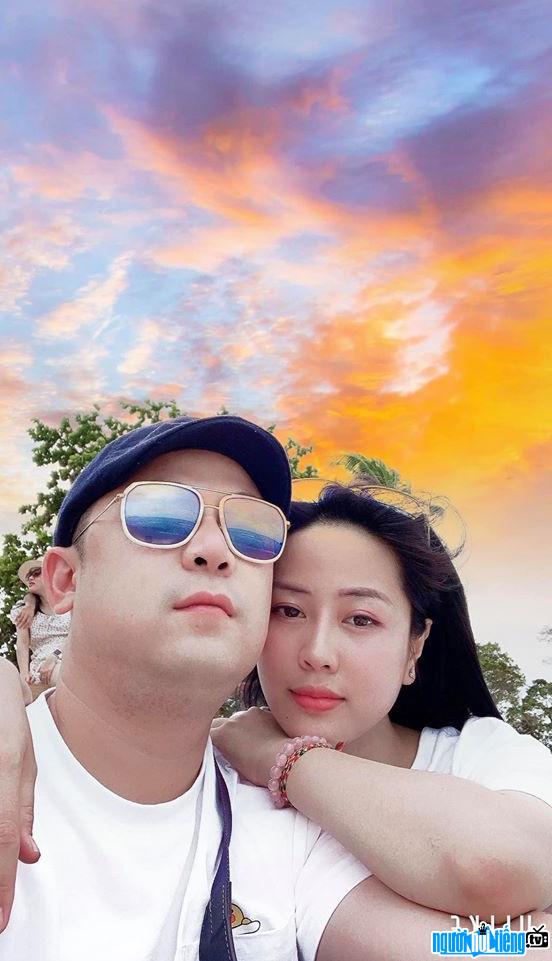  Nguyen Huyen is beautiful with her husband