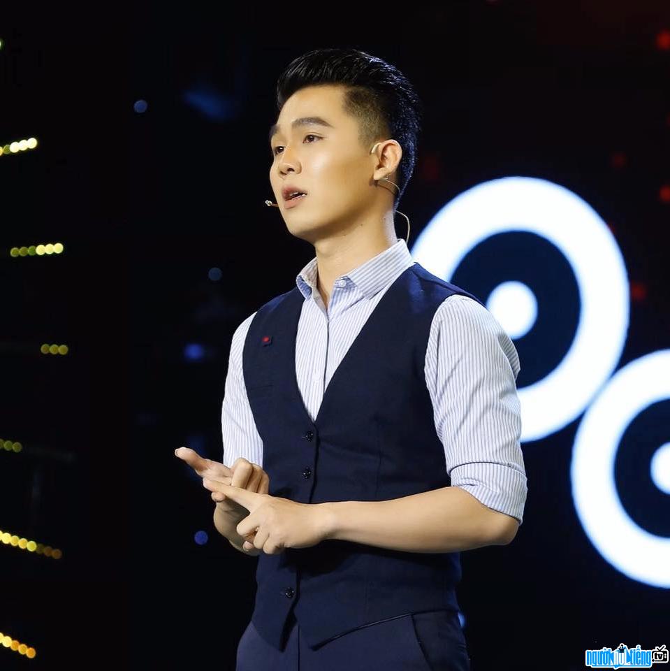 Hình ảnh MC Cao Tùng Minh trên sân khấu Én Vàng 2019