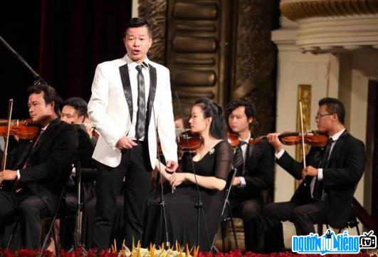 Picture of Opera artist Vu Manh Dung on stage