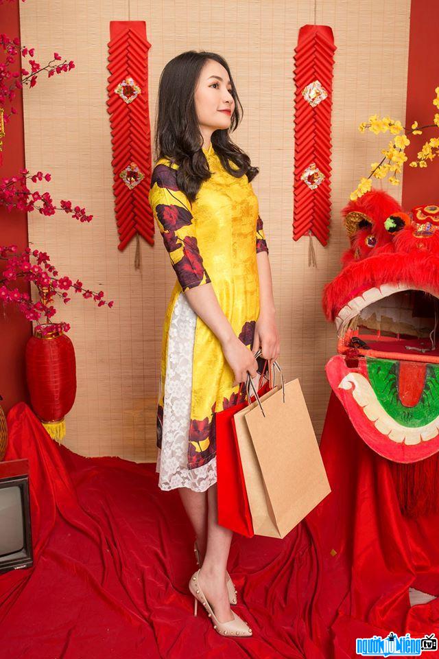  the image of the beautiful Oanh Meow with the traditional ao dai