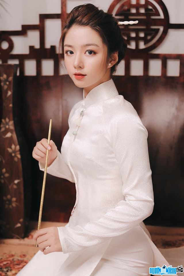  Hang Phan is beautiful with a traditional long dress