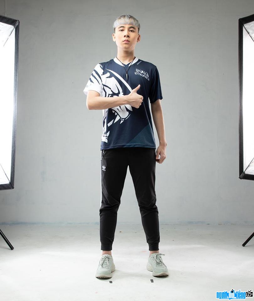Divkid gamer is considered one of the top gamers with the most handsome face in the Vietnamese gaming community