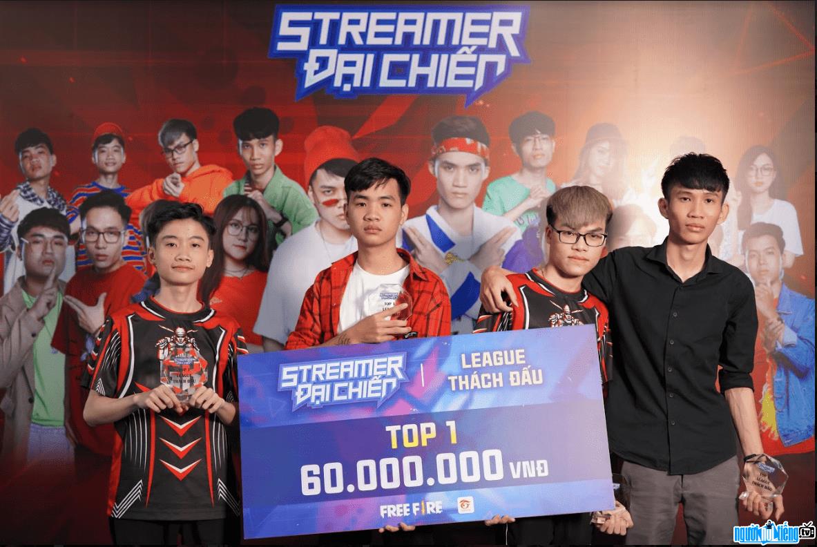  Picture of Manh Funky winning top1 award in streamer war