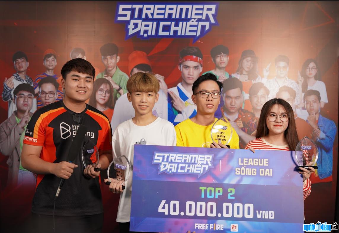  Picture of Kelly Gaming Tv and 3 other streamers winning the top 2 for a long life