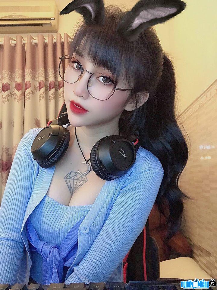 Layla Nguyễn xinh đẹp tự tin khi chuẩn bị livestream