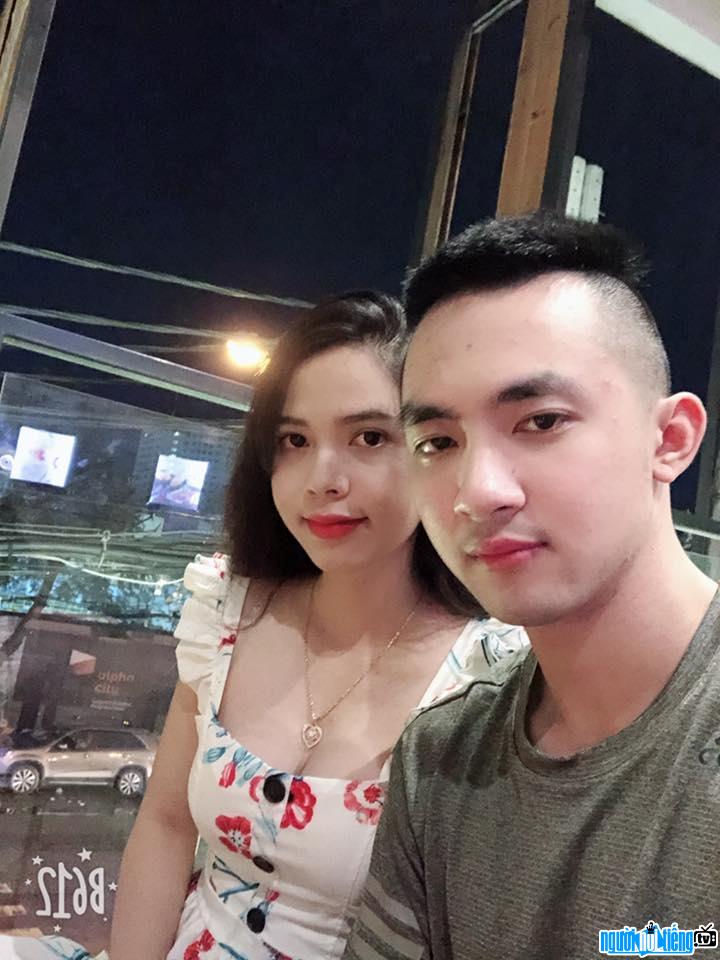  Leona NS takes a photo with her girlfriend
