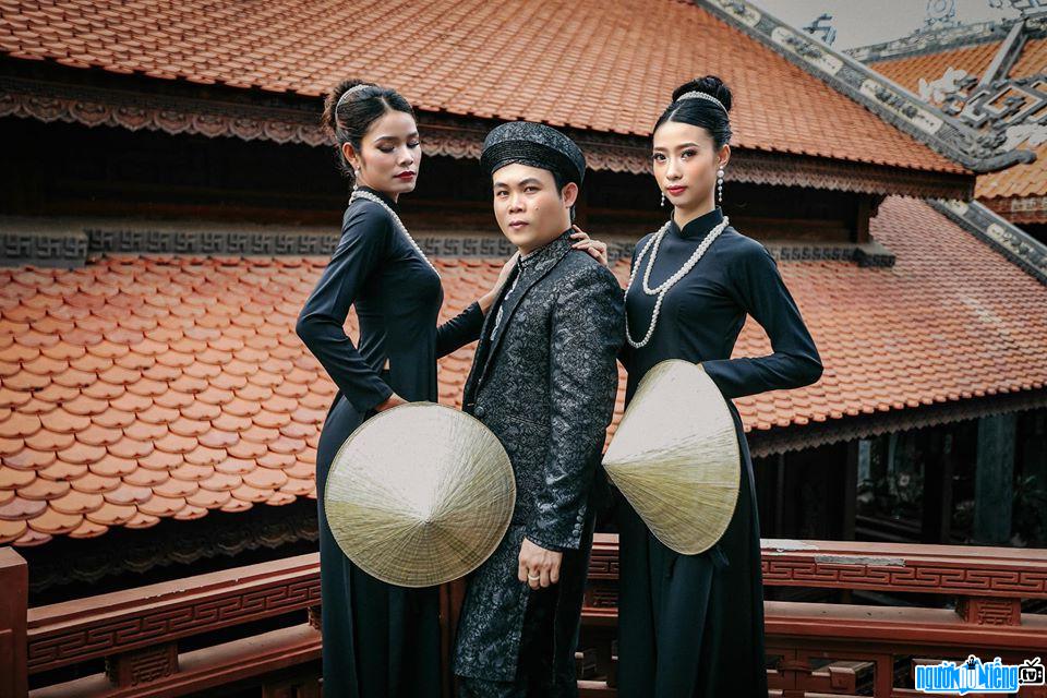  Trung Beret designer taking a photo with two models