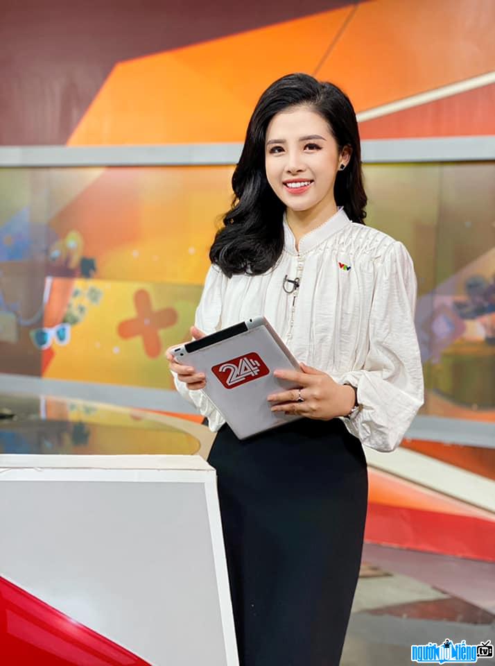 Hải Vân xinh đẹp khi lên bản tin VTV24