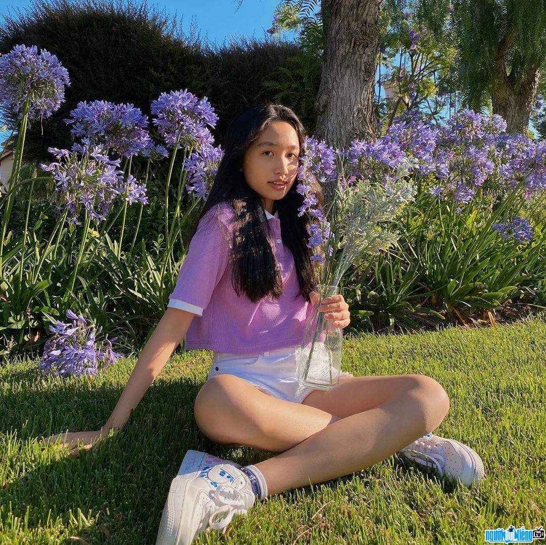  Beautiful image of Jenny Huynh with flowers
