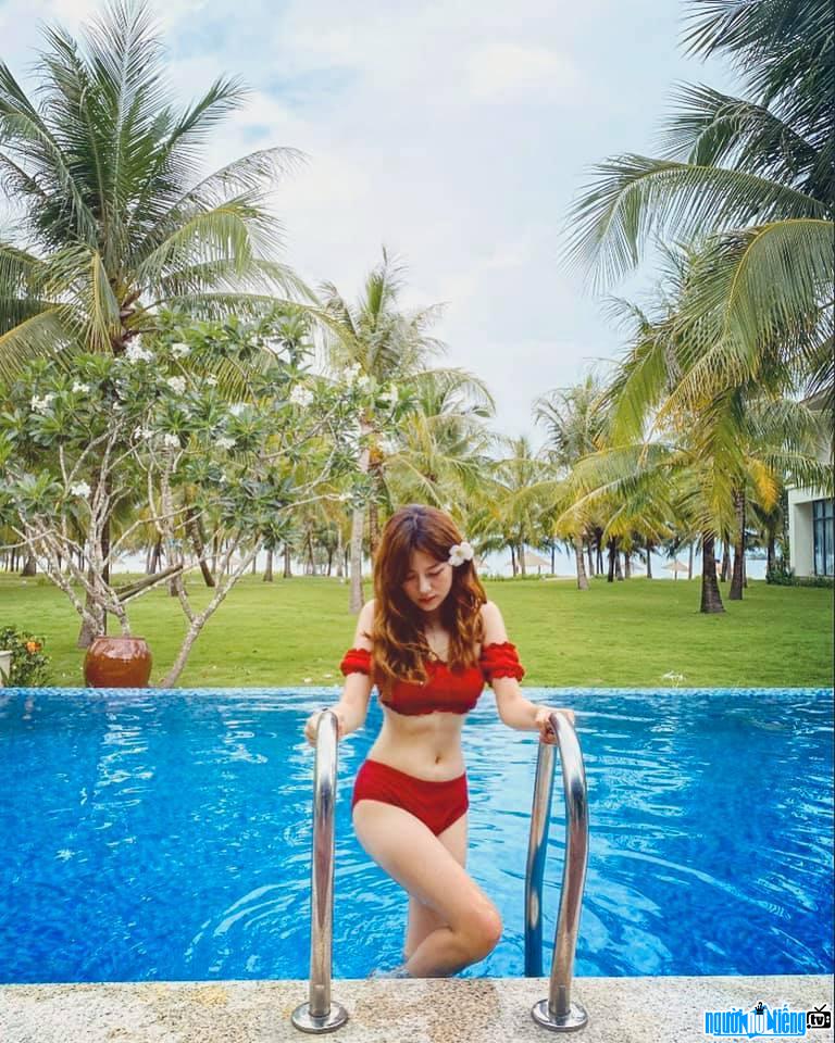 hot image of Bich Ngoc at the pool