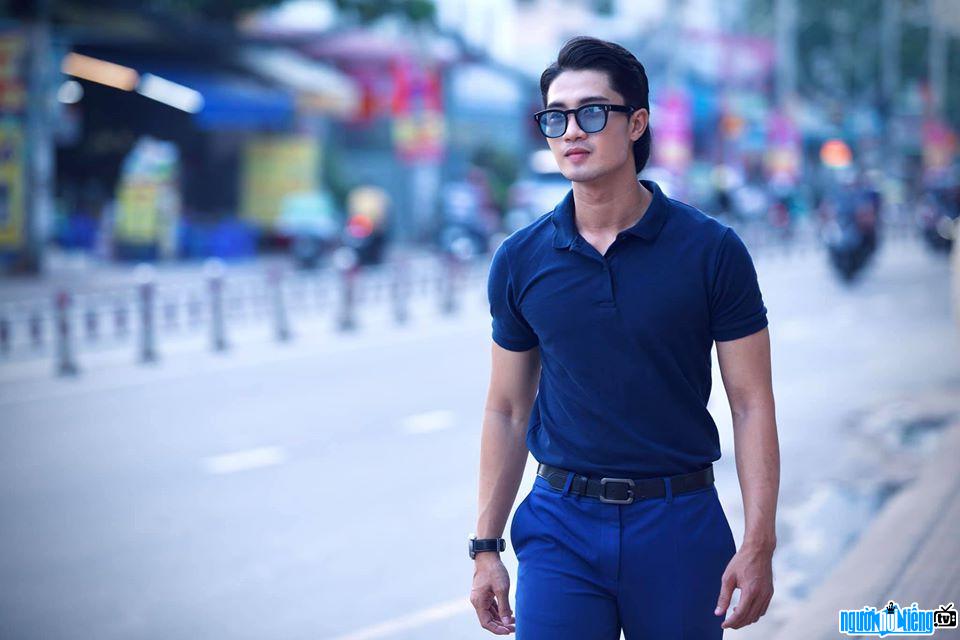  Young image of Nguyen Dat on the street