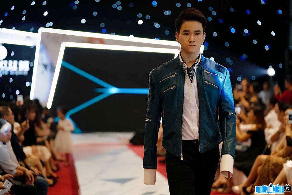  Duong Thanh Long is handsome and confident on the catwalk
