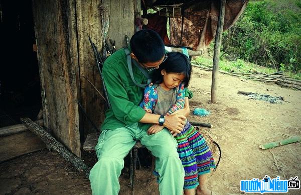 Youtuber Tân Hoa Ban Food (Phạm Tân) chụp hình cùng bé gái vùng cao