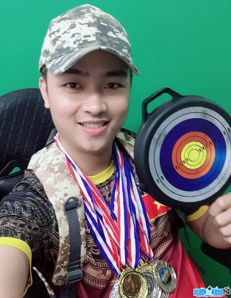  Image of Hoang Su with many medals