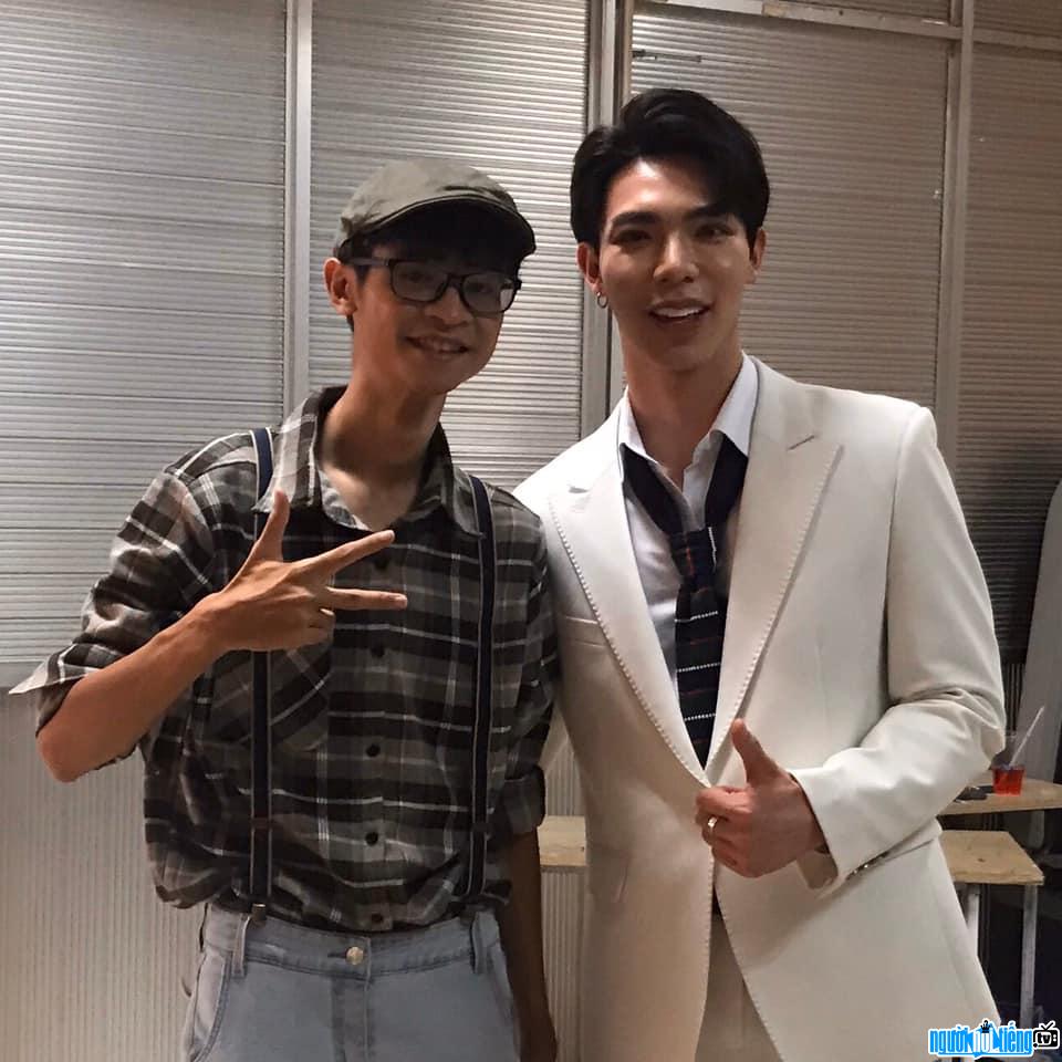  Linh Thon takes pictures with male singer Erik