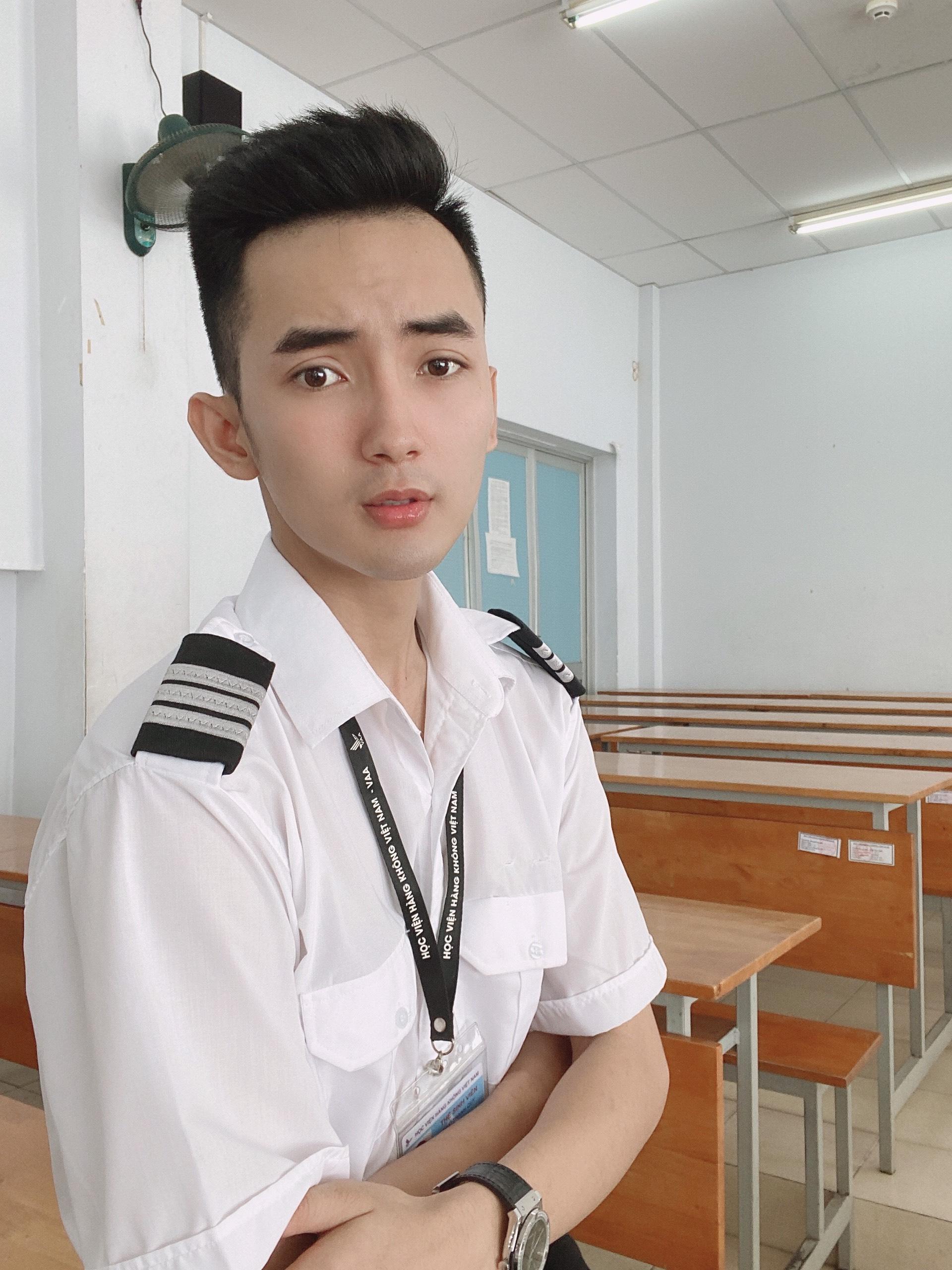 Thái Thanh Quy điển trai trong bộ đồng phục Học viện hàng không