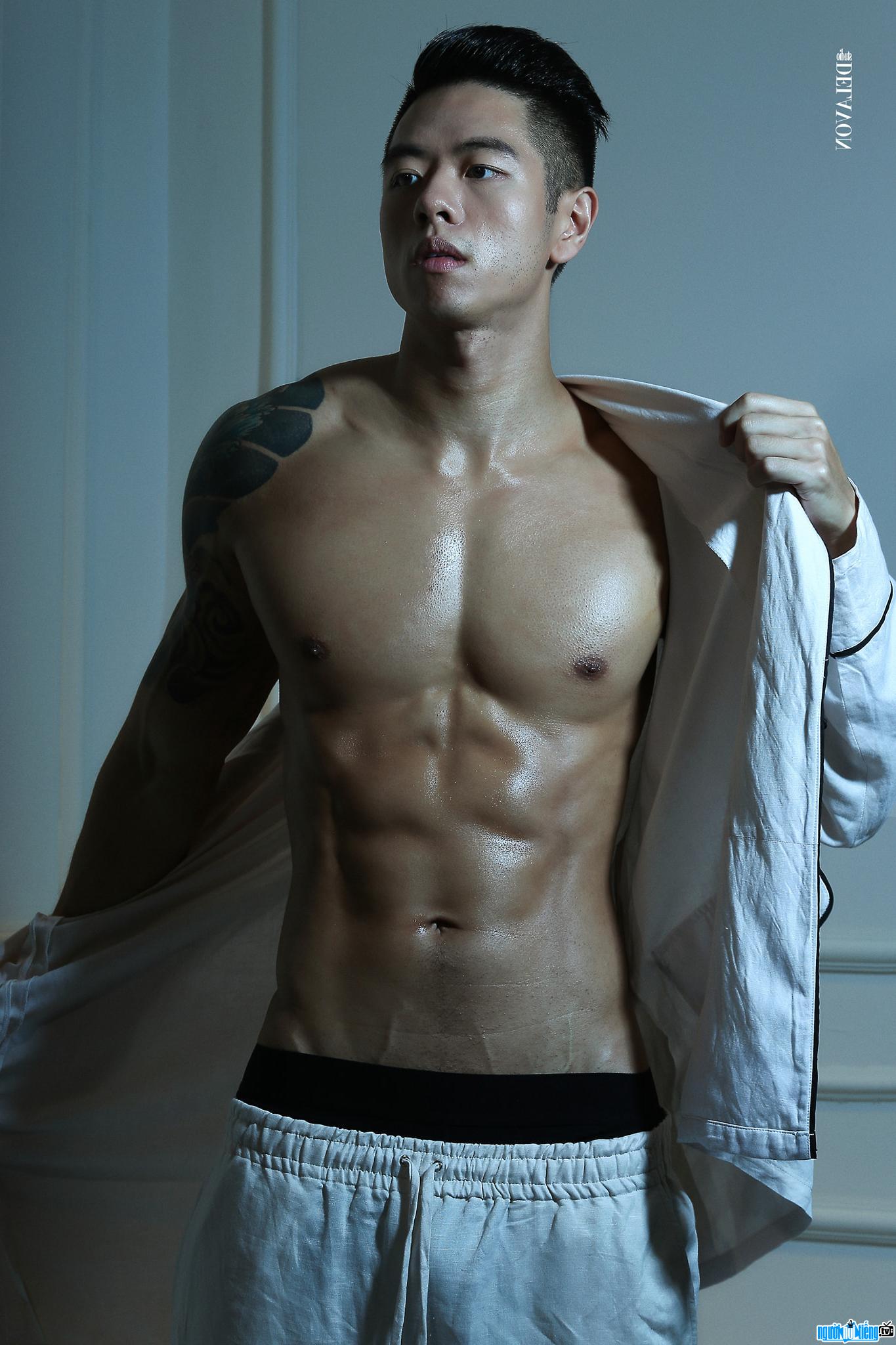  Attractive image of Michael Truong's 6-pack abs