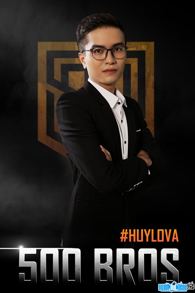  The image of Huy Lova is handsome and elegant