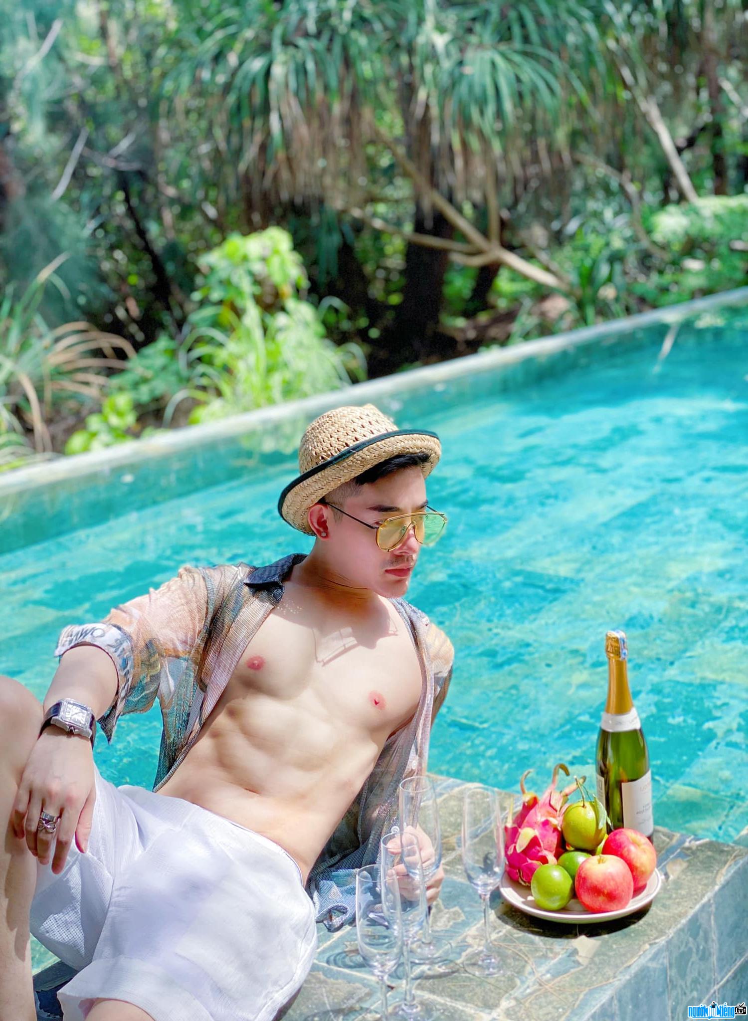  Hoang Tung showing off his 6-pack muscles