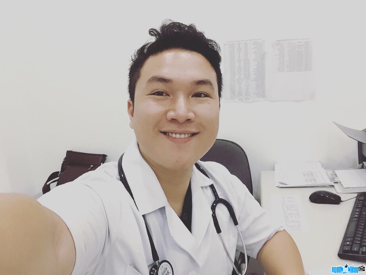 Hình ảnh bác sĩ Dương Minh Tuấn trong màu áo trắng blouse